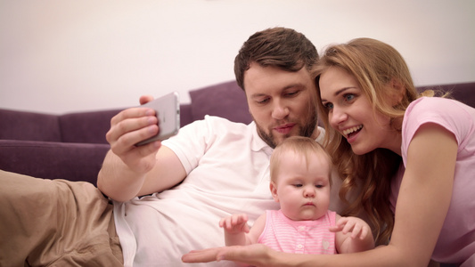 父母亲婴儿快乐的家庭在里拍自照片[幼婴]视频