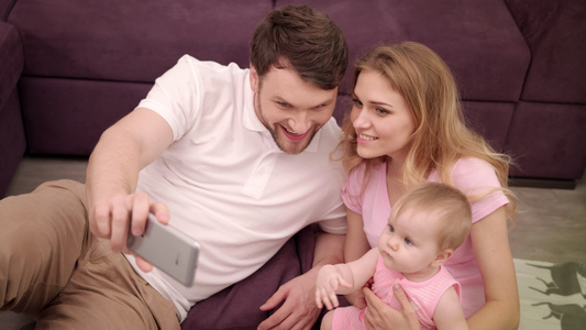 幸福家庭与小宝的自相照团结家庭肖像视频