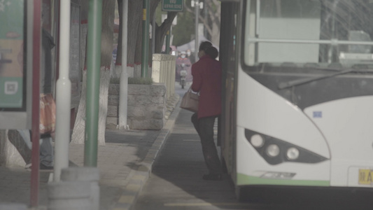 城市公交车绿色出行上下公交视频