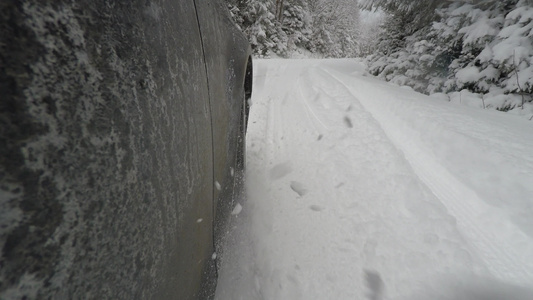 在雪地路上滑雪旁摄像头看到被卡住的汽车视频