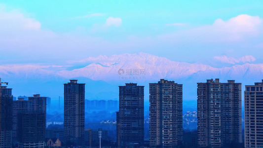 成都看雪山和早晨的城市建筑风光合集视频