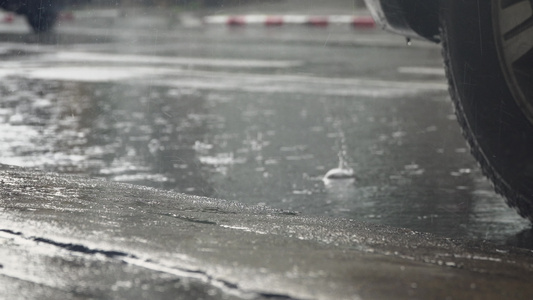 在雨天的街道上老城江maithailand视频