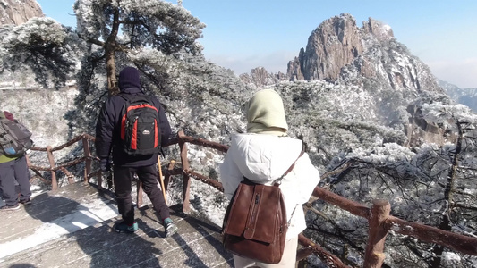黄山冬季雾凇雪景大量游客登山赏雪视频