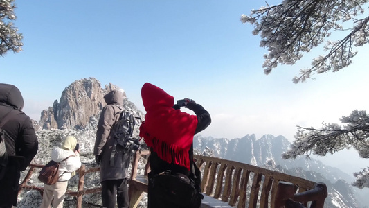 安徽黄山大量游客登山欣赏雾凇雪景风光视频