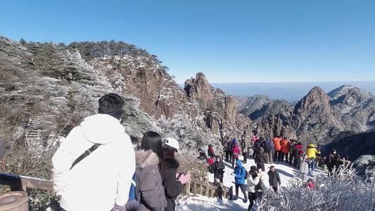 黄山冬季雾凇雪景大量游客登山赏雪视频