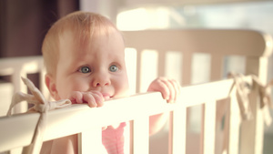 婴儿站在婴儿床里时的眼睛19秒视频