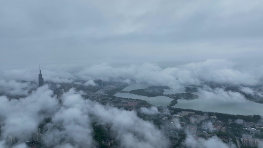 航拍云海下的南京紫峰大厦和玄武湖视频