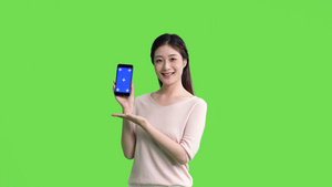 4k女生手拿蓝屏蓝幕手机展示动作绿幕抠像视频6秒视频