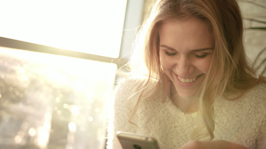 微笑的女人在智能手机上发短信快乐的女人在手机上发短信视频
