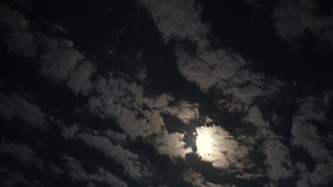 夜间的云彩和月亮10秒视频