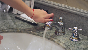 妇女当厕所水龙头在浴室槽中洗手15秒视频