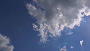 阳光明媚的一天云层积聚着蓝色的天空白云28秒视频