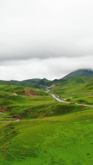 航拍绿色山脉中蜿蜒的河流旅游目的地50秒视频