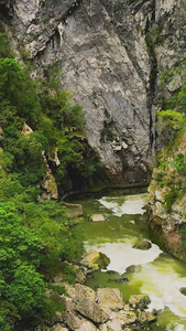 山间瀑布流水高山流水视频