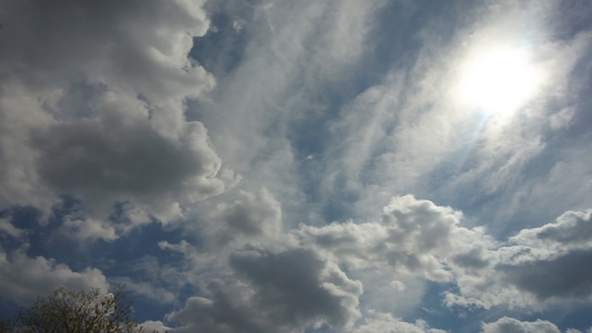 蓝蓝天空背景有白毛乌云关闭时间折叠的滚云视频