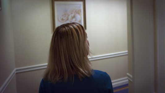 穿着蓝裙子的年轻金发女青年在宾客旅馆走廊上行视频