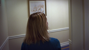 穿着蓝裙子的年轻金发女青年在宾客旅馆走廊上行13秒视频