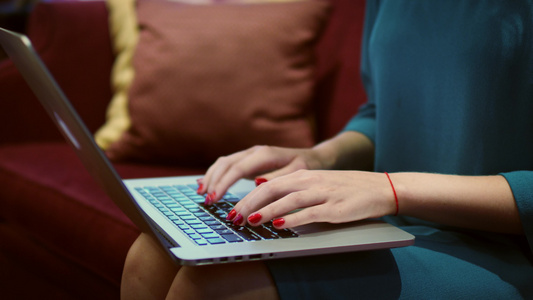 从事笔记本电脑工作时妇女手在键盘上打字[回微信]视频