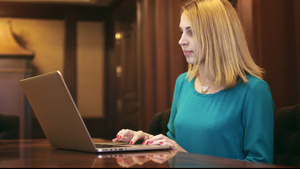 在家庭办公室键盘上使用笔记本电脑和打字文的漂亮女性10秒视频