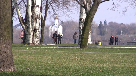 在公园边上散步行走视频