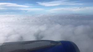 飞机飞越云层飞行8秒视频