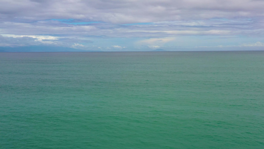 开阔的蓝色海洋有海浪视频