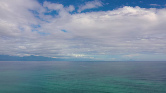 开阔的蓝色海洋有海浪视频