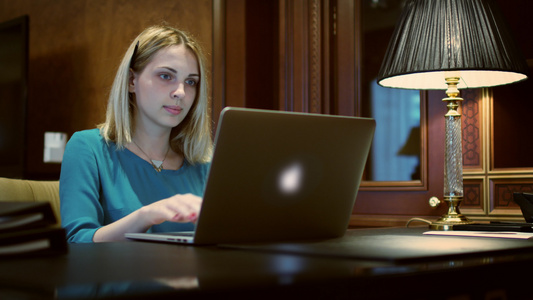 商业妇女打开笔记本电脑在桌灯台办公视频