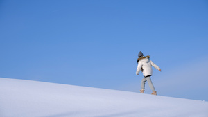 4k女性勇敢攀登雪山高地登顶18秒视频