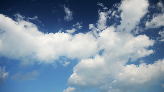 蓝色的天空中飘动着云团云视频