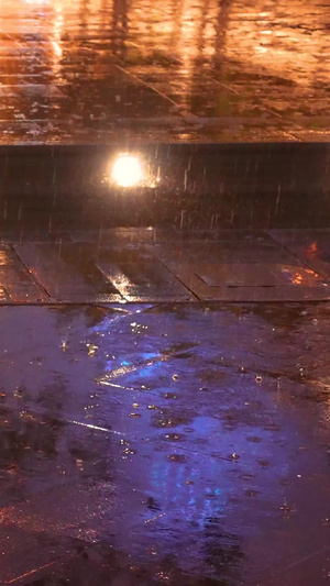 慢镜头升格拍摄素材雨天夜晚路灯下的雨滴雨水特写慢动作52秒视频