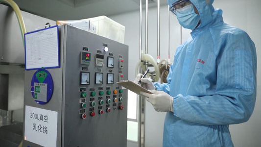 化工厂技术人员检测设备视频