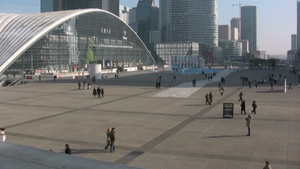 巴黎广场上的人行走11秒视频