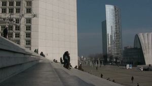现代巴黎区广场楼梯行走的人16秒视频