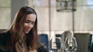在餐馆使用手机的微笑女性商业打智能手机19秒视频