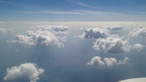 从蓝色天空和云彩的飞机窗口中查看12秒视频