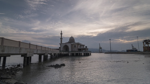 漂浮清真寺的延时25秒视频