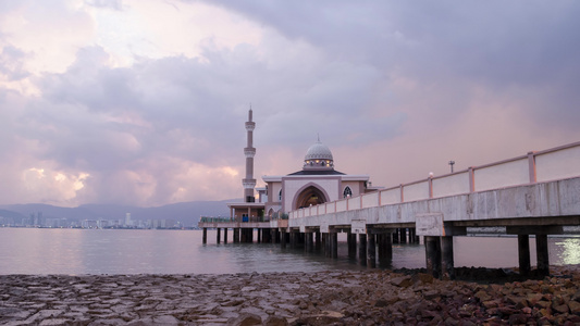 漂浮清真寺从高潮到低潮的日复一日地向夜间过渡视频