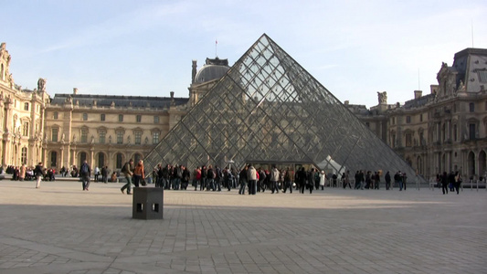 人们在卢浮宫博物馆前走动视频