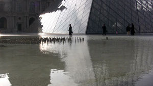 在巴黎建筑旁边行走的人们9秒视频