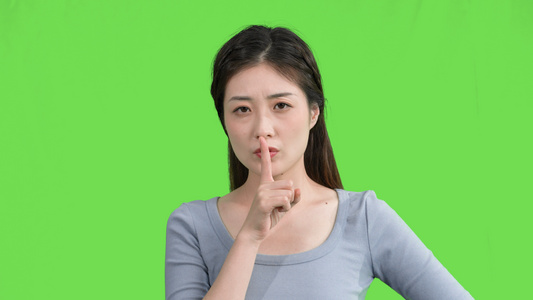 4k女生竖食指做安静禁止发声动作绿幕视频视频