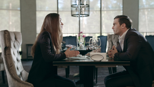 在餐馆谈生意的情侣在咖啡馆聚会的男女生意人视频
