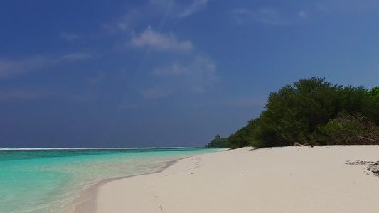 豪华海岸线海滩的阳光旅游在冲浪附近有白沙背景的蓝色视频