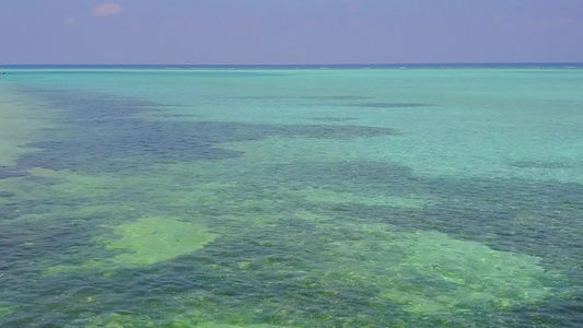 沿珊瑚礁附近有白色沙子背景的蓝色海平面航行以海平面视频