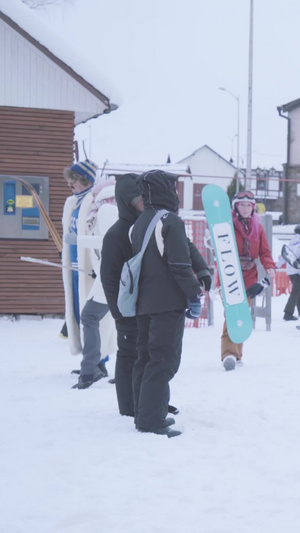 穿着圣诞老人衣服滑雪圣诞节9秒视频