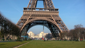 清晨巴黎铁塔下的人10秒视频