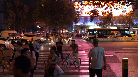 夜晚人流车流十字路口过马路视频