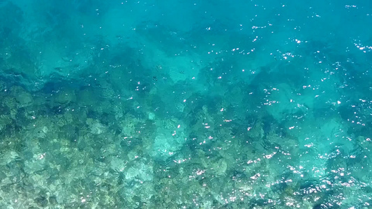 沙巴附近蓝绿色环礁湖和白沙底白沙滩的豪华海湾海滩旅程视频