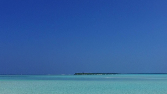 蓝绿色海洋和靠近度假胜地的白沙背景在海滨探险中进行视频