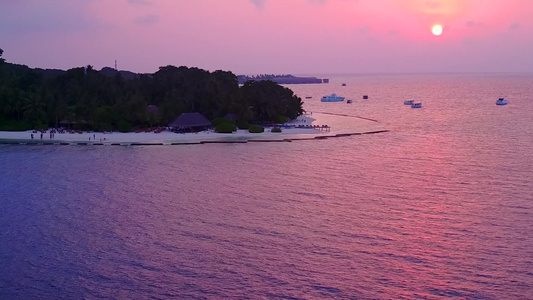 阳光明媚的风景蓝色环礁湖和的白沙视频